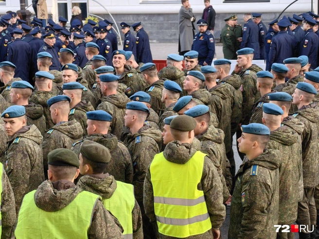 На репетиции за разговорчики в строю никто не ругал. Но в День Победы, разумеется, такого никто не позволит | Источник: Юлия Мальцева / 72.RU 