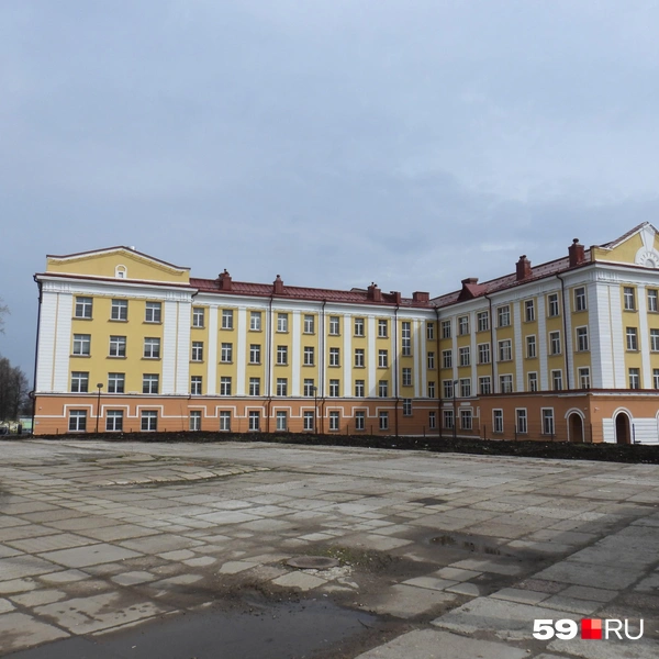 Новую дорогу хотят построить около школы № 146, для которой реконструировали исторические здание Ханнеса Мейера | Источник: Кирилл Хафизов / 59.RU