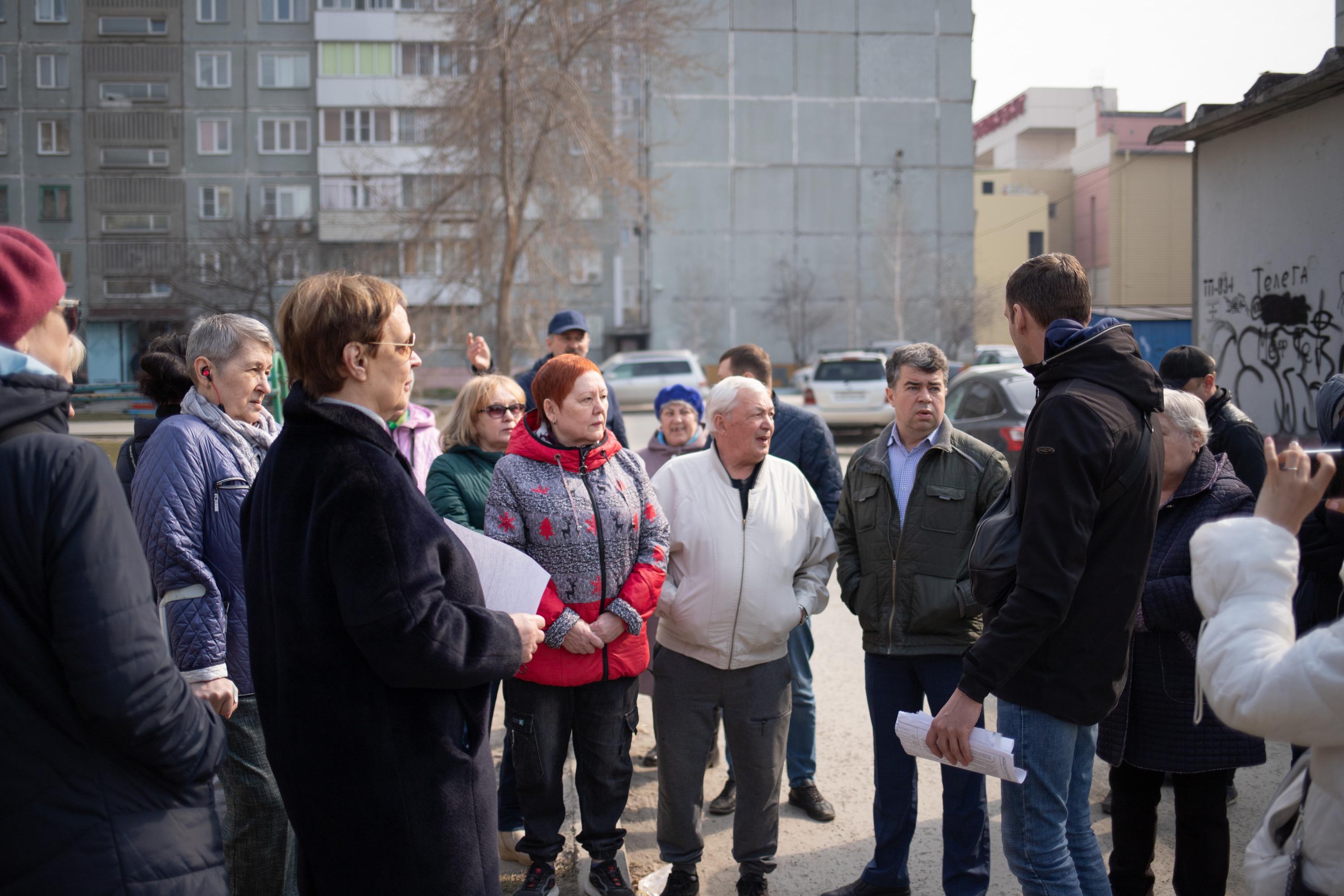 Стройка во дворе на Кропоткина в Новосибирске, митинг жильцов на Кропоткина  апрель 2022 года - 21 апреля 2022 - НГС.ру