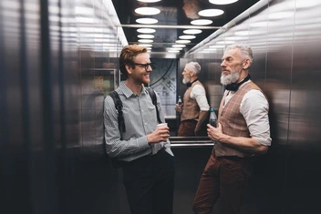 Что делать, если не знаешь, куда девать руки во время разговора: 4 совета от эксперта по этикету