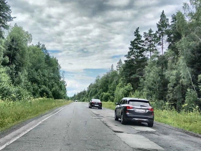 Из-за выбоин автомобилисты вынуждены выезжать на полосу встречного движения | Источник: Яндекс. Карты