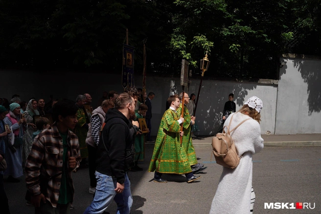 В Москве прошел крестный ход в день Святой Троицы | Источник: Артём Рамазани-Зубов / MSK1.RU