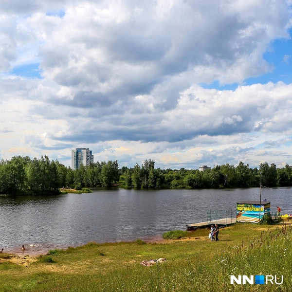 Среди достоинств парка нижегородцы выделяют большое количество зеленых зон и красивые виды на озеро | Источник: Наталья Бурухина / NN.RU