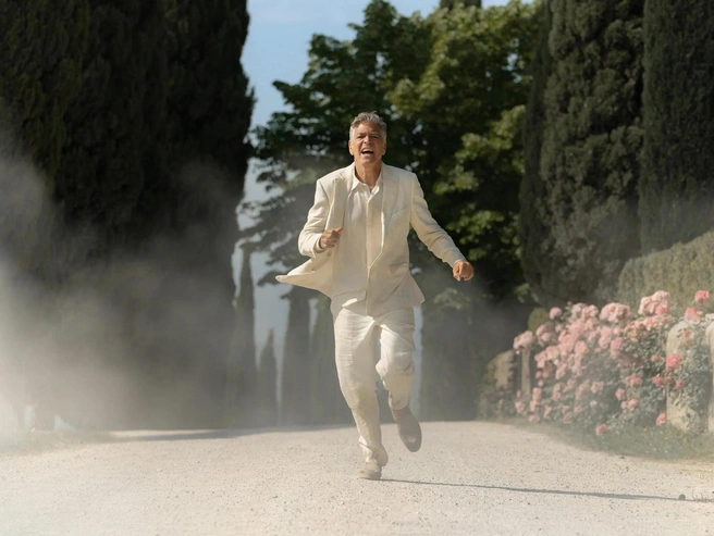 В новой работе Ноа Баумбах решил рассказать о внутренней кухне киноиндустрии | Источник: кадр из фильма «Джей Келли» (18+), реж. Ноа Баумбах (Netflix, 2025)