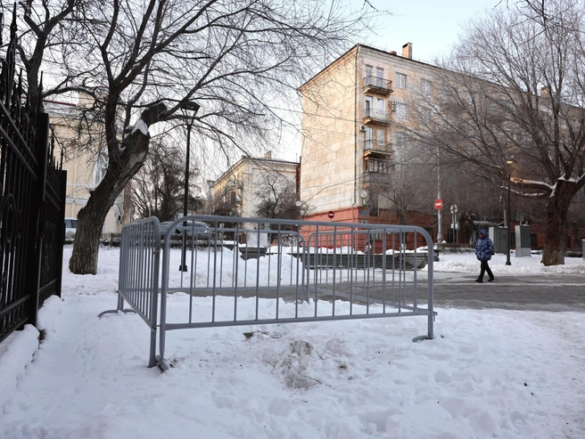 На месте бюста Петра I не осталось заметных следов. | Источник: Алексей Волхонский / V1.RU