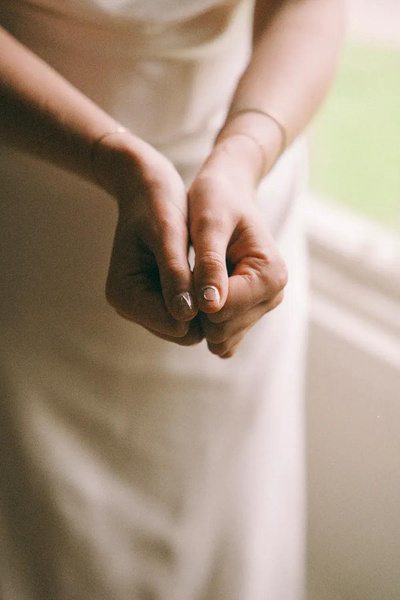 Маникюр с инициалами и платье Вивьен Вествуд: Эмбер Андерсон и Коннор Суинделлс сыграли одну из самых красивых свадеб этого года