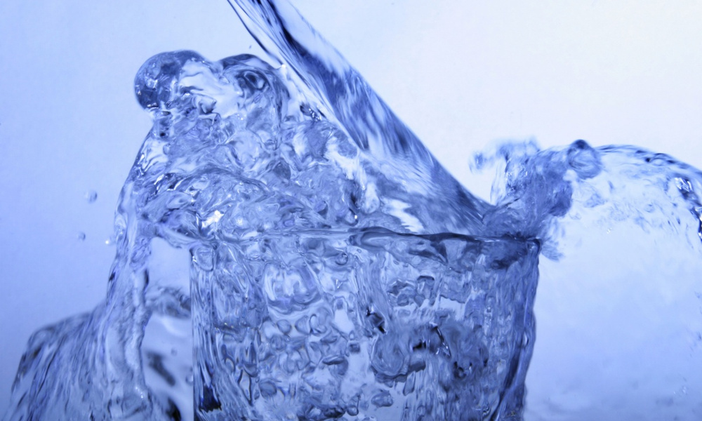 Close water. Литий и вода. Вода закончилась. Предметное фото в воде.