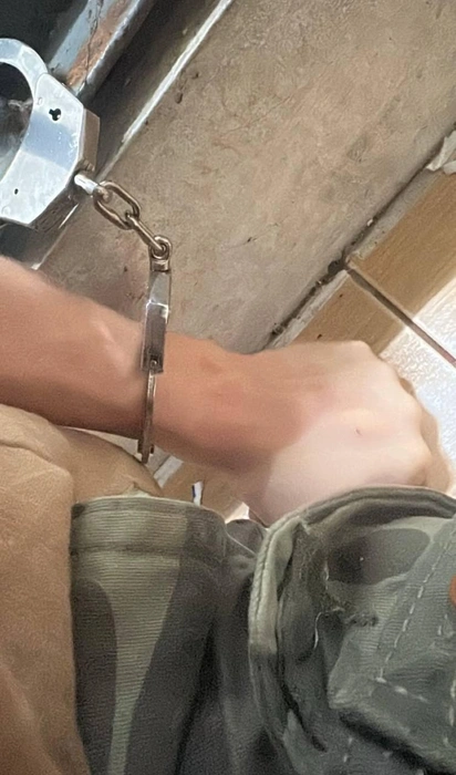 Парня сковали наручниками | Источник: Радомир Попов / Instagram.com (экстремистская организация, деятельность запрещена на территории РФ)