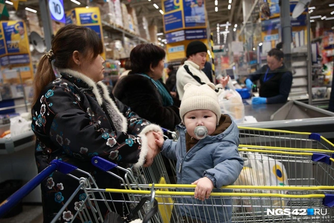 Не все дети готовы спокойно переносить долгую очередь | Источник: Максим Серков / NGS42.RU