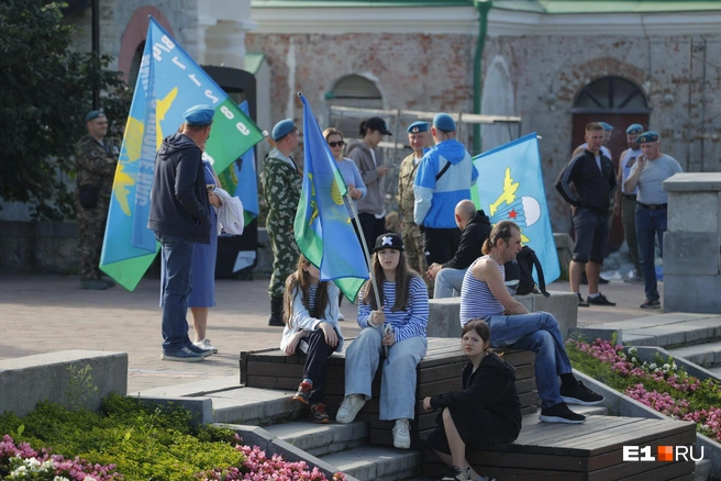 Участники шествия пойдут с флагами по центру города  | Источник: Владислав Лоншаков / E1.RU 