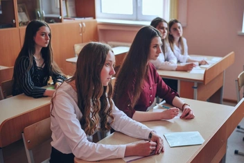 Тренд #ДастинЛукас: почему подростки массово травят учителей в соцсетях