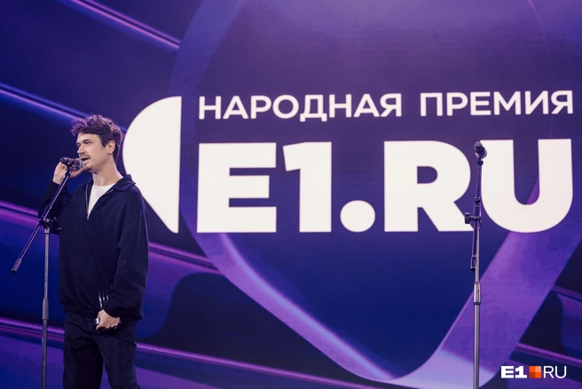 Со сцены Народной премии E1.RU Иван рассказал, что его команда прямо сейчас готовится к съемкам нового фильма | Источник: Алексей Варзегов / E1.RU