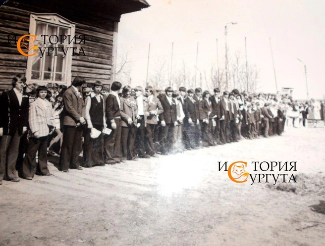 1 сентября в середине 1970-х. Линейка около Гагаринской школы | Источник: «Старый Сургут» / t.me