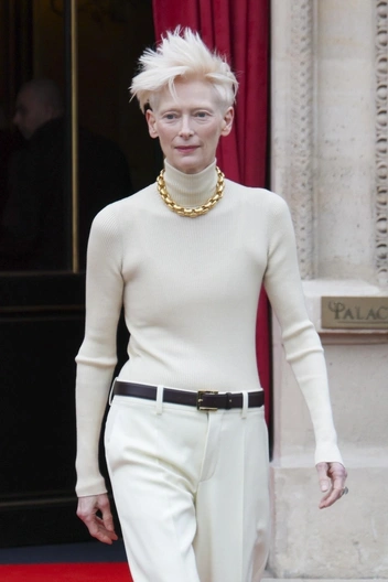 В чем секрет молодости Тильды Суинтон? Смотрим на ее образ | marieclaire.ru