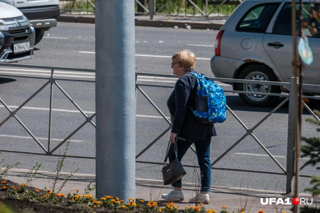 Синий цвет на сером фоне бросается в глаза | Источник: Булат Салихов / UFA1.RU