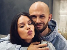 Обматерил журналистов, спел песню о жене: Джиган пришел на вечеринку после разрыва с Оксаной