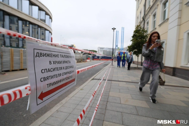 Чтобы пройти в начало очереди к святыне, приходится преодолевать мост и пару километров | Источник: Артем Устюжанин / MSK1.RU