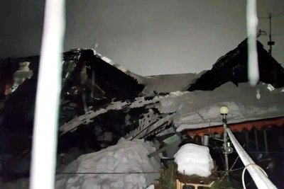 Крыша дома рухнула под снегом в Бердске