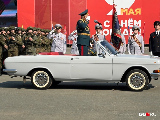Командующий парадом отдает приветствие участникам парада | Источник: Николай Сальников / 56.RU