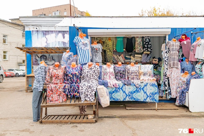 На улице, в основном, торгуют одеждой | Источник: Кирилл Поверинов / 76.RU