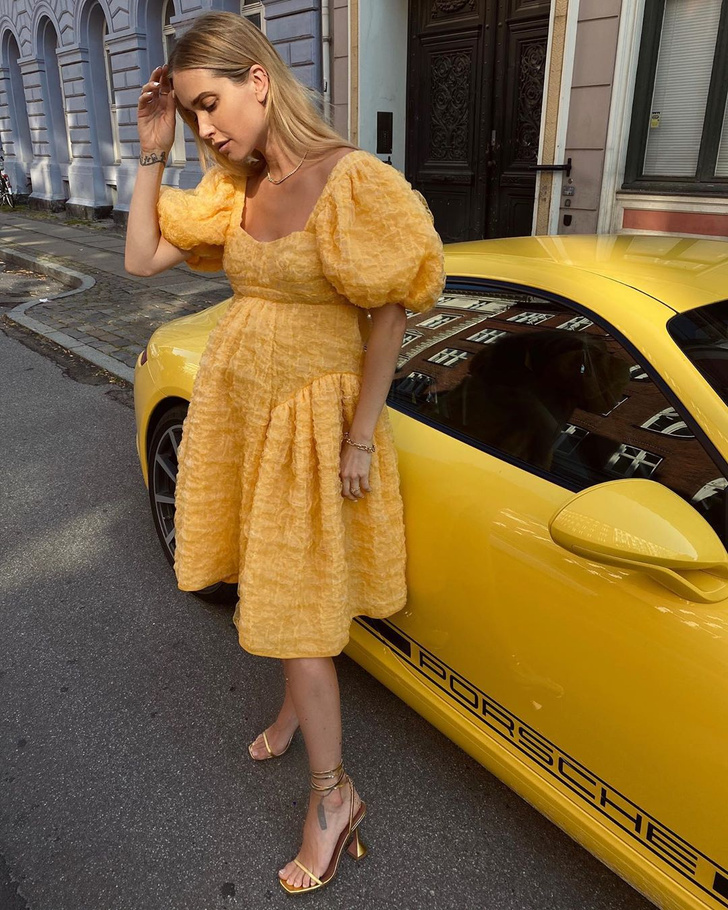 Солнечный круг: беременная Перниль Тейсбек в очаровательном желтом платье