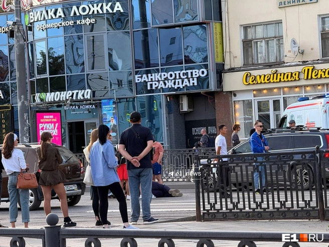 Неравнодушные жители города обступили женщину, чтобы на нее, не дай бог, не наехали машины | Источник: читатель E1.RU