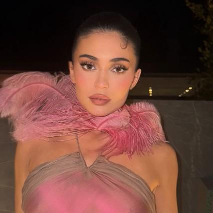 Тонкая талия и пышные бедра или худоба: Кайли Дженнер и Дженнифер Лоуренс приковали взгляды на «Золотом глобусе»