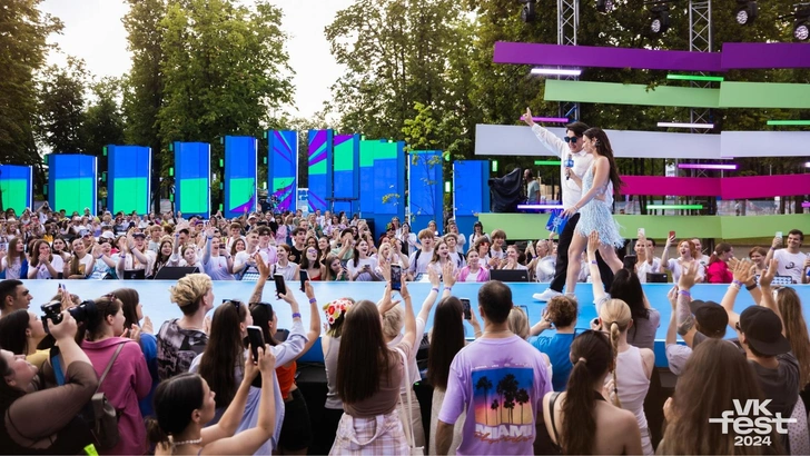 На синюю дорожку VK Fest выйдут Ксения Собчак, Александр Рогов, «Бонд с кнопкой», Любовь Успенская, Ольга Бузова и еще десятки знаменитостей | Источник: Пресс-служба