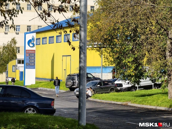 Лимиты, названные оператором горячей линии и кассирами на АЗС «Газпром нефти», разнились. | Источник: Дмитрий Бондарев / MSK1.RU