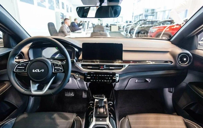 Интерьер Kia K3. Комплектация — чисто китайская: есть люк и кожаная отделка, нет подогрева сидений и других теплых опций | Источник: auto.ru / Kia Рольф Лахта