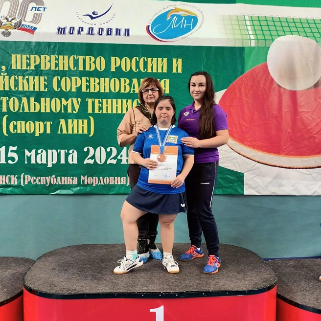 Вместе с мамой на пьедестале почета | Источник: Фото из семейного архива