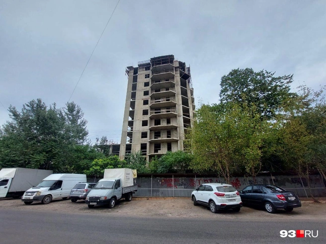 Долгострой обнесен забором | Источник: Екатерина Железнова / 93.RU
