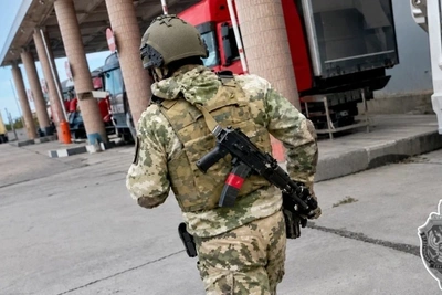 Таможенники в Забайкальске брали взятки за пропуск грузов
