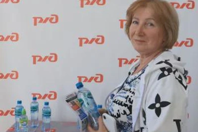 На станции Дема пассажирам электричек раздали воду