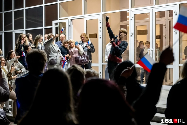 Ростовский школьник Илья Татаринцев пел песни Дронова до концерта  | Источник: Евгений Вдовин / 161.RU