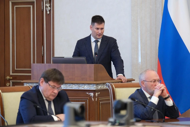 Министр науки и инновационной политики региона Вадим Васильев на совещании с губернатором Андреем Травниковым | Источник: www.nso.ru