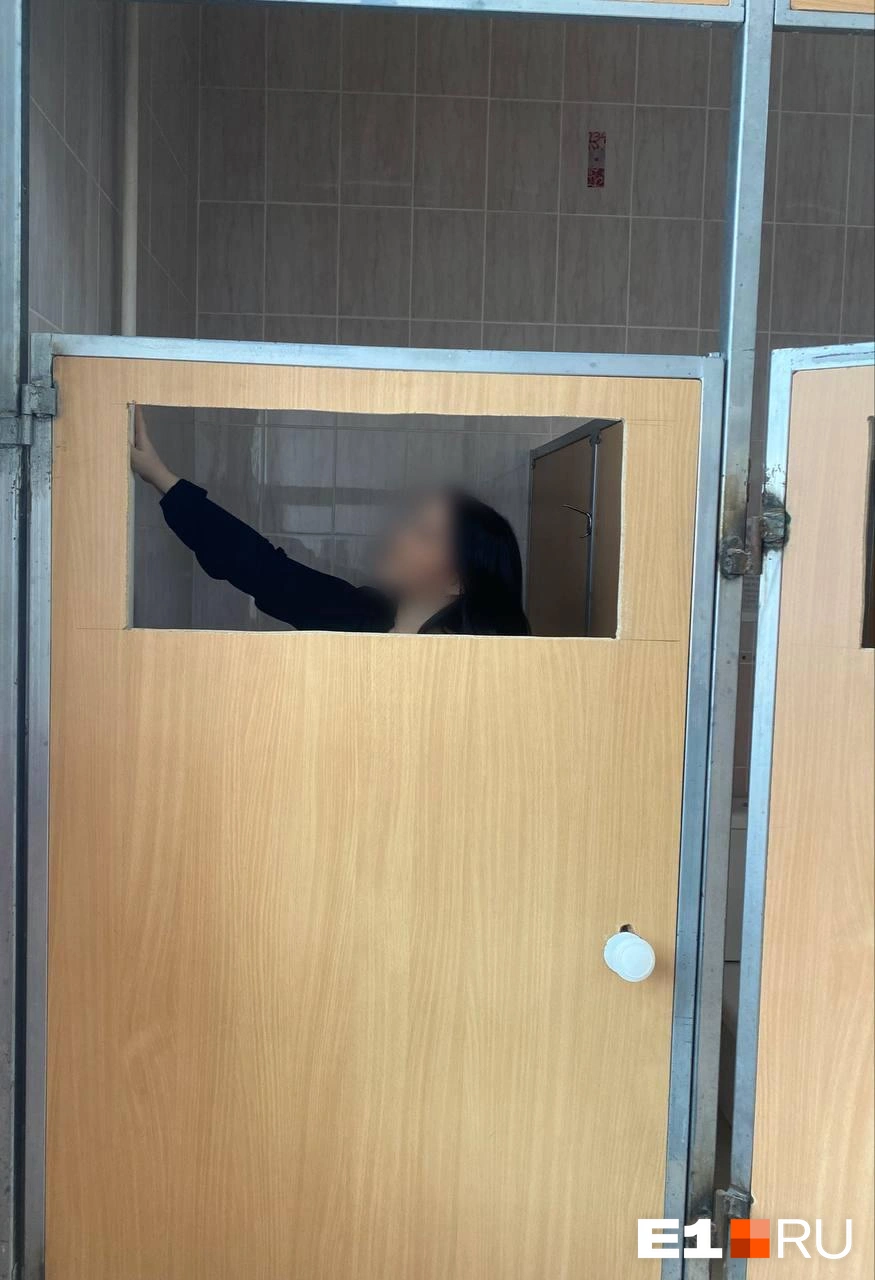 Девушки устроили фотосессию в кабинках, чтобы показать абсурдность ситуации | Источник: читатель E1.RU