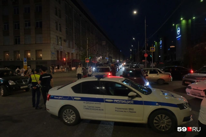В центре города допоздна работали регулировщики, чтобы машины могли благополучно разъехаться | Источник: Тимофей Калмаков / 59.RU