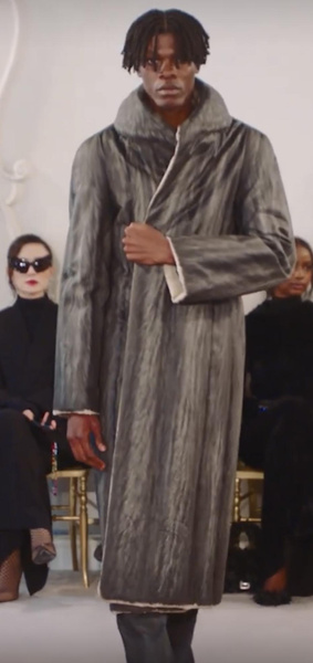 Пальто, которое стоит колом и еще 3 самых странных тренда с кутюрного показа Balenciaga на Неделе высокой моды в Париже