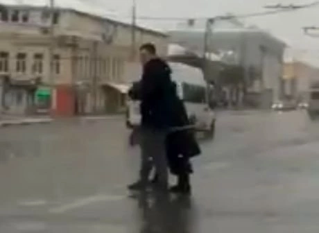 Видео: на площади Ленина молодой человек переводит бабушку через дорогу | ya62.ru