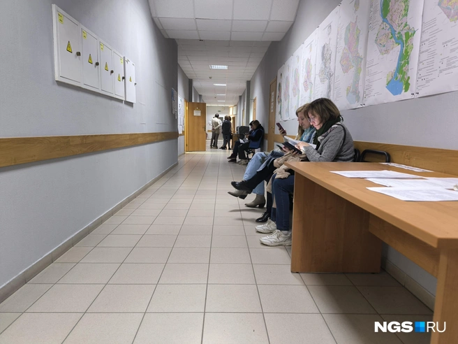 Присутствующие общались с журналистом НГС неохотно, предпочитая не рассказывать, по какому вопросу пришли | Источник: Андрей Бортко / NGS.RU