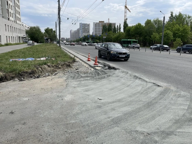 Проезд отсыпали песком, и жители снова могут подъехать к дому | Источник: Михаил Шилкин