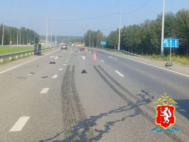 Следы на асфальте остались от тормозного пути фуры, которая ехала за мотоциклом | Источник: Госавтоинспекция Свердловской области 