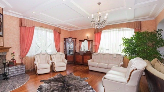 Площадь коттеджа&nbsp;— более 600 квадратных метров, его построили в 2016 году | Источник: N1 / Жилфонд 