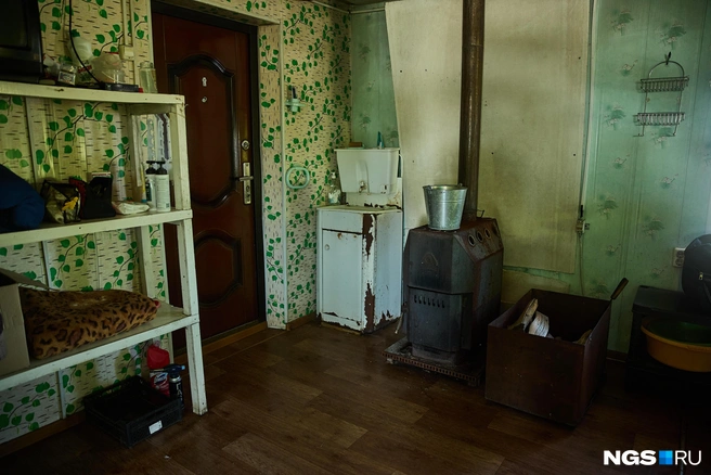 Большое помещение с печкой и минимумом бытовой техники и мебели, конечно, не пятизвездочный отель, но в качестве рабочей бытовки вполне пристойное | Источник: Александр Ощепков / NGS.ru