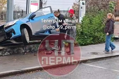 Kia Rio повисла на ограждении в центре Перми