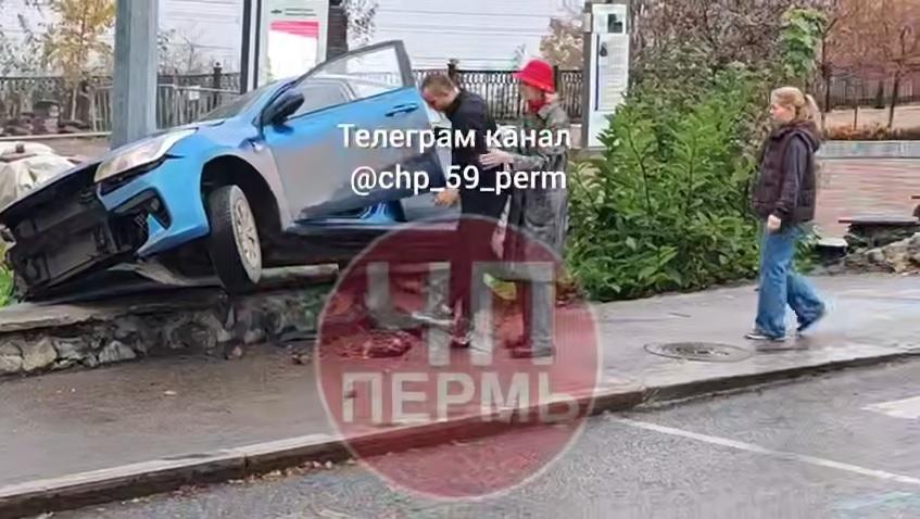 «Станет уроком на будущее»: в центре Перми иномарка не вписалась в поворот и повисла брюхом на огра…