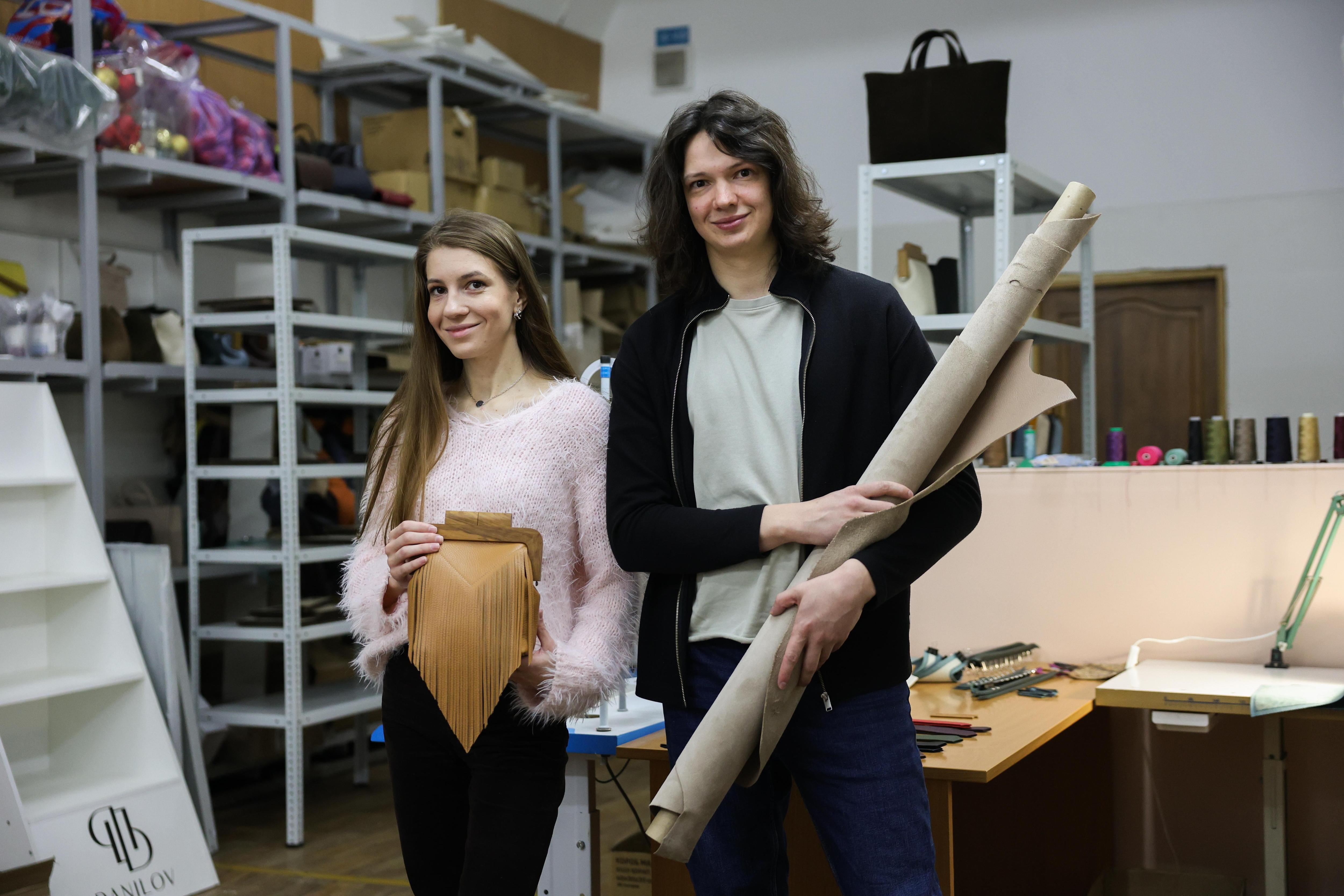 «Ребята из торгового центра»: как семейная пара из Омска шьет сумки и отправляет их в США