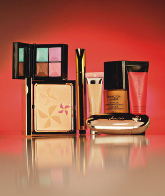 Слева направо: тени Le Prisme, GIVENCHY; палетка для лица (пудра+румяна) Colour Breeze, CLARINS; кисточкахайлайтер Touche Eclat, YVES SAINT LAURENT; тени Lid Smoothie, CLINIQUE; тональный крем Perfection Lumiere, CHANEL; помада Rouge G, GUERLAIN; румяна Blushing Fabric, GIORGIO ARMANI.