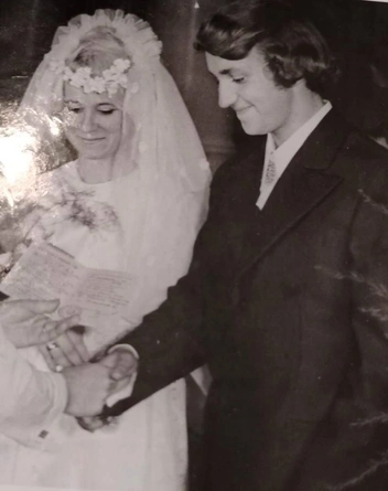 Это старший брат Анатолий с супругой Людмилой в 1975 году | Источник: семейный архив семьи Докучаевых